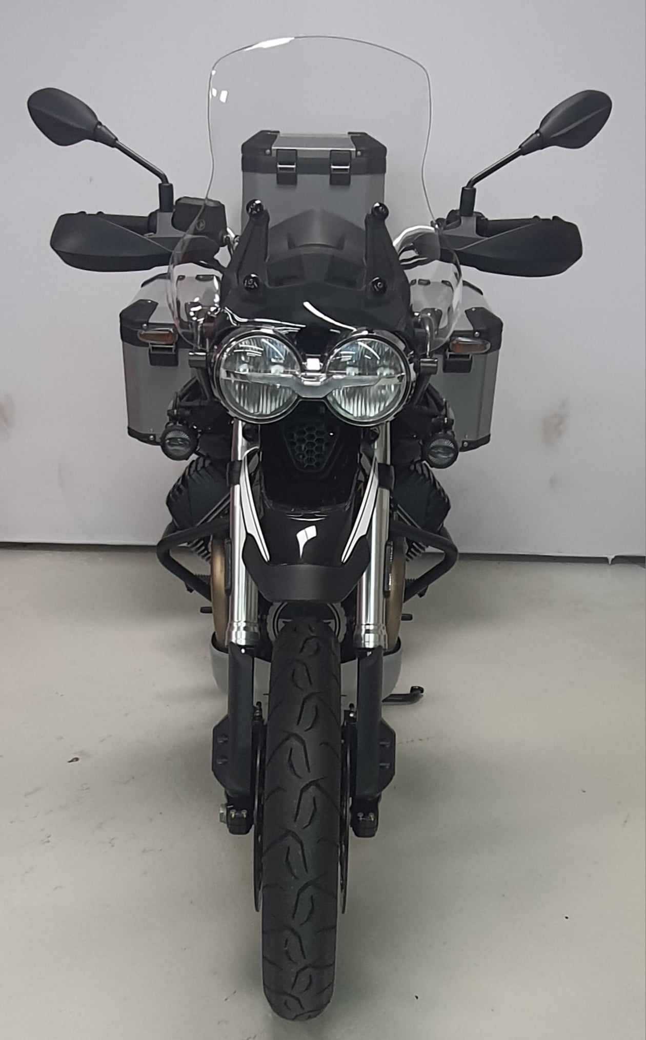 Moto Guzzi V85 TT "GUARDIA D'ONORE" "GUARDIA D'ONORE" 2022 HD vue avant