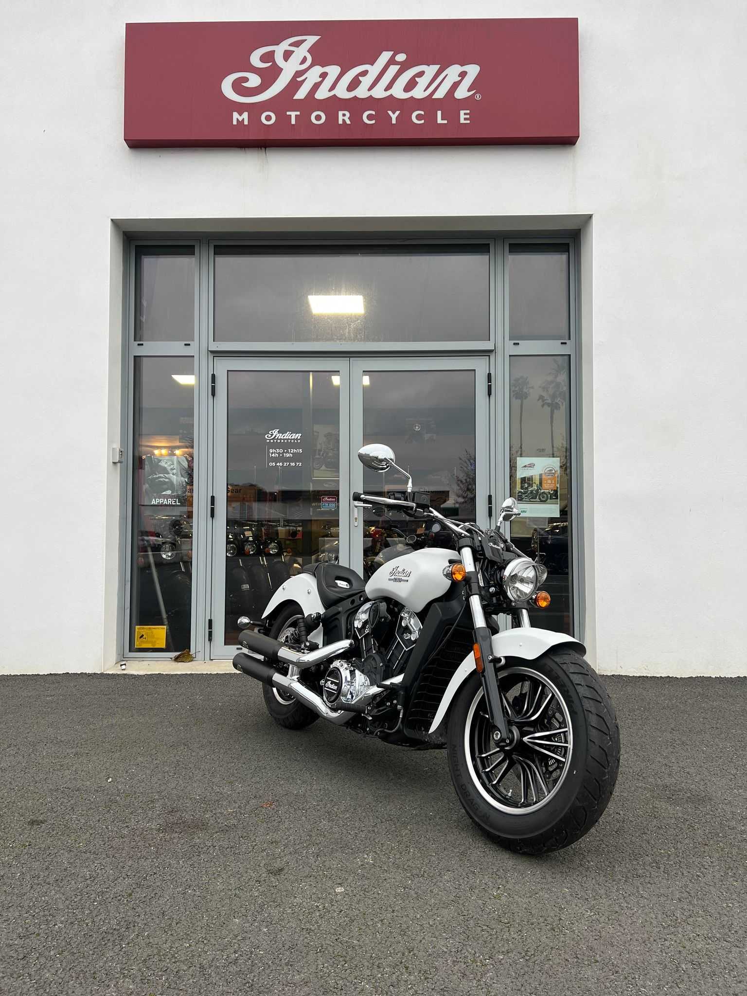 Indian SCOUT 1200 WHITE SMOKE SCOUT 1200 &quot;WHITE SMOKE&quot; 2021 HD vue 3/4 droite