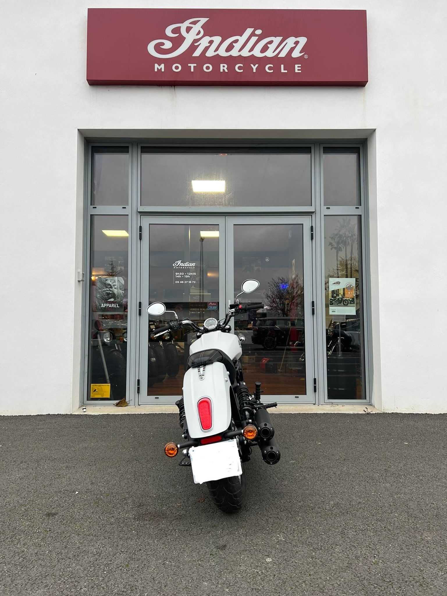 Indian SCOUT 1200 WHITE SMOKE SCOUT 1200 &quot;WHITE SMOKE&quot; 2021 HD vue arrière