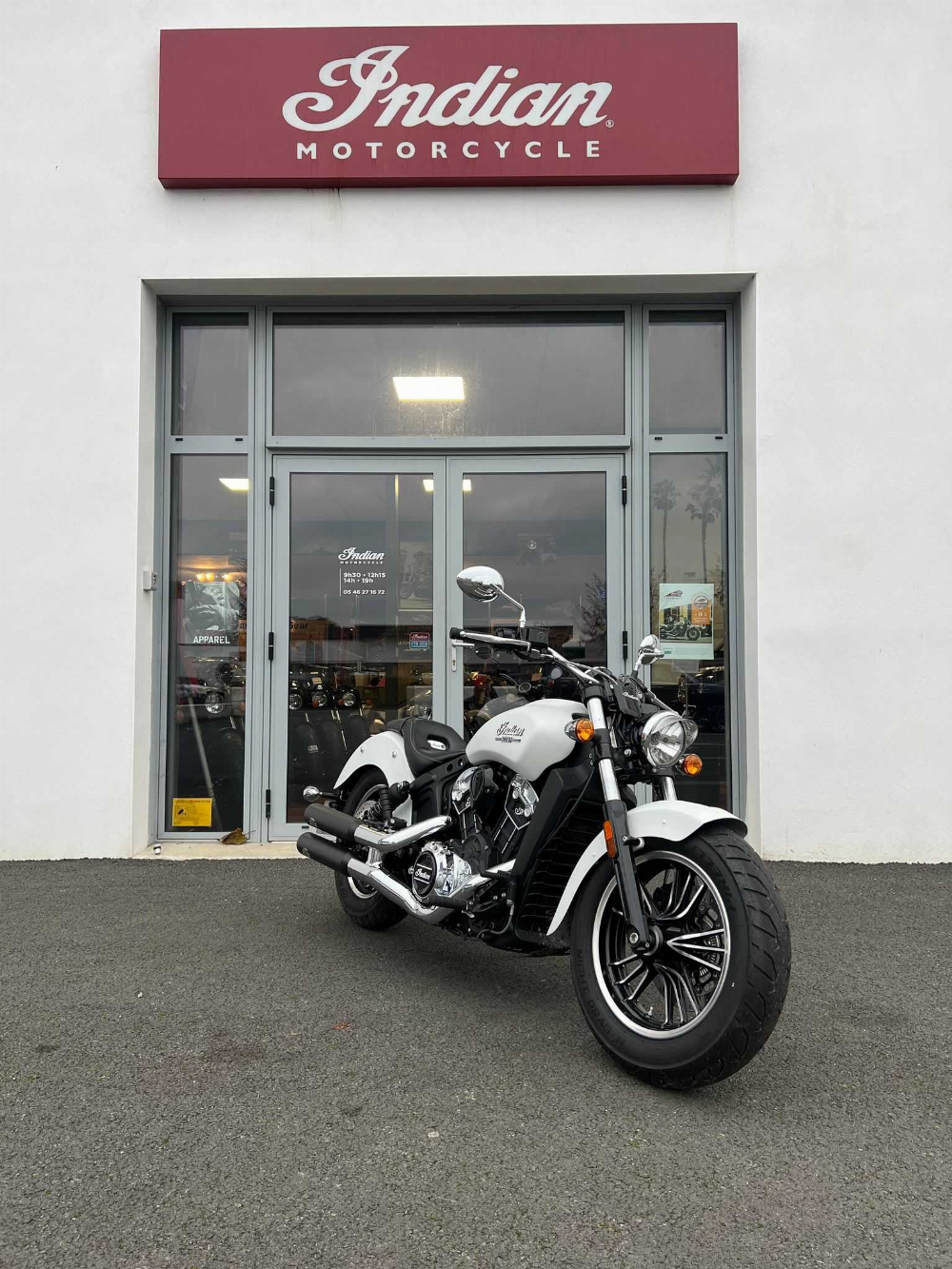 Indian SCOUT 1200 WHITE SMOKE SCOUT 1200 &quot;WHITE SMOKE&quot; 2021 vue 3/4 droite