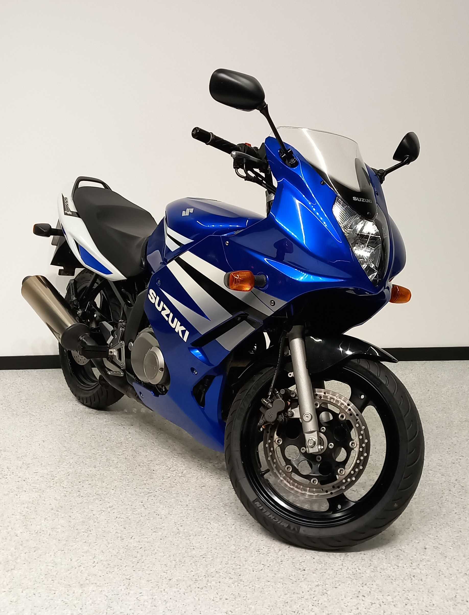 Suzuki GS 500 F 2004 HD vue 3/4 droite