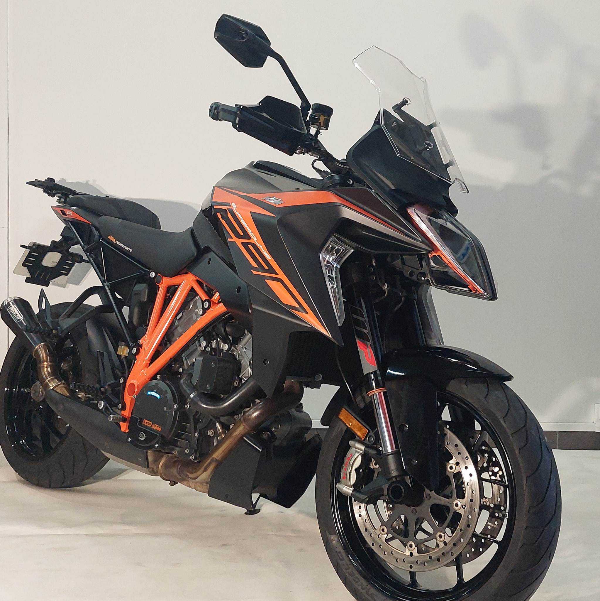 KTM 1290 Super Duke GT 2021 HD vue 3/4 droite