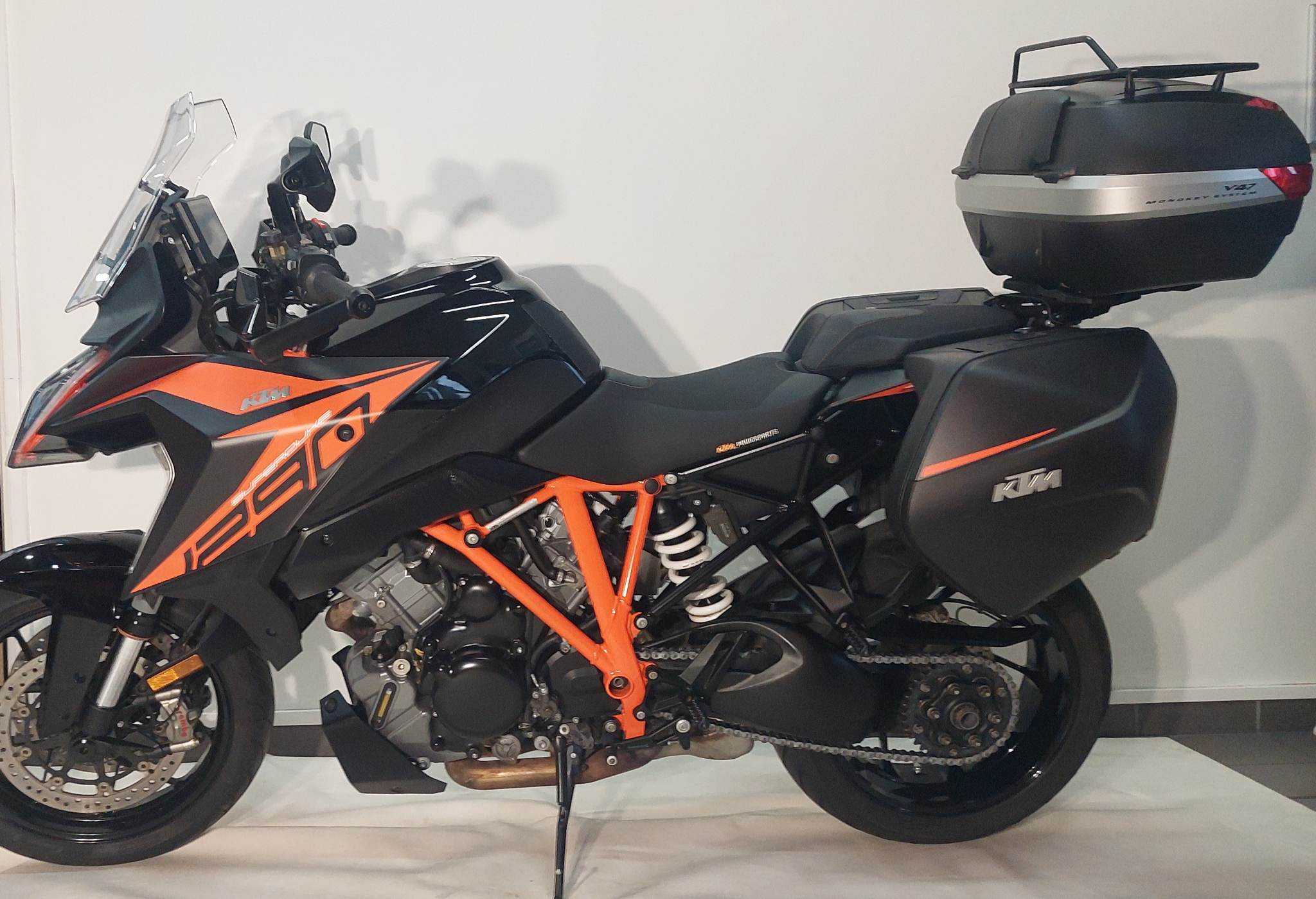 KTM 1290 Super Duke GT 2021 HD vue gauche