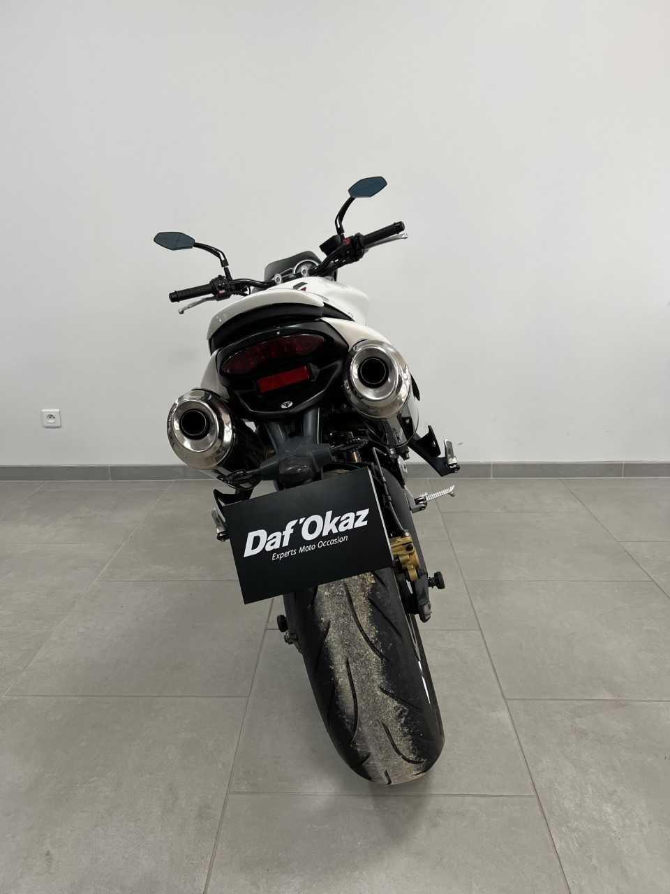 Triumph STREET TRIPLE 2010 HD vue arrière