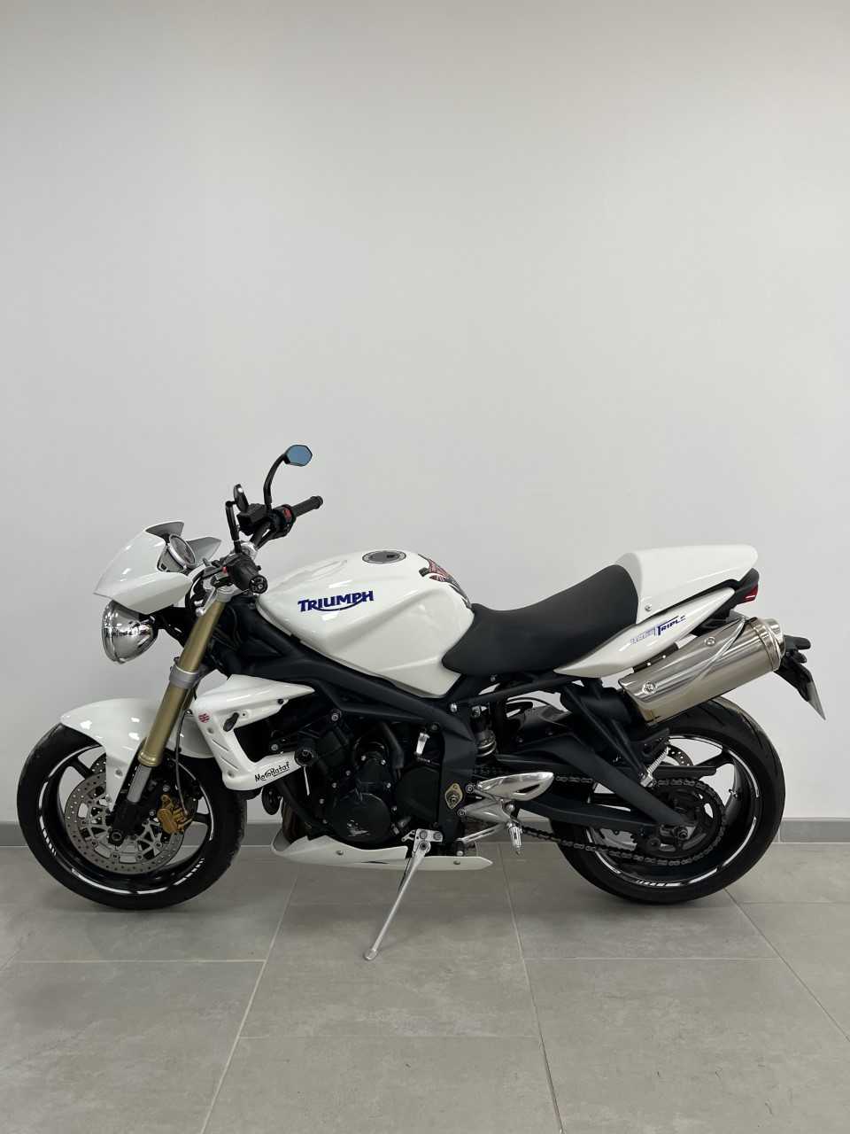 Triumph STREET TRIPLE 2010 HD vue gauche