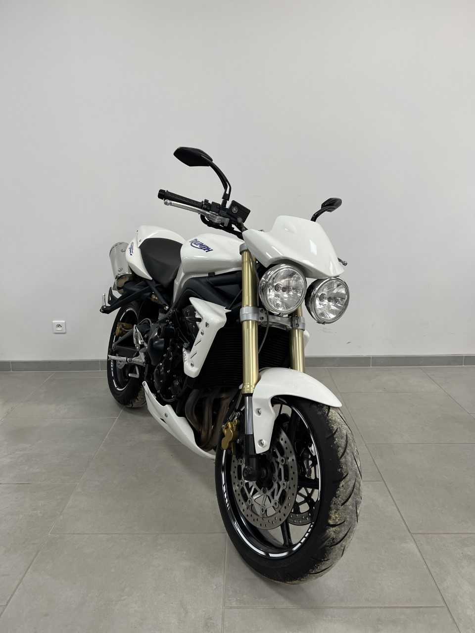 Triumph STREET TRIPLE 2010 vue 3/4 droite