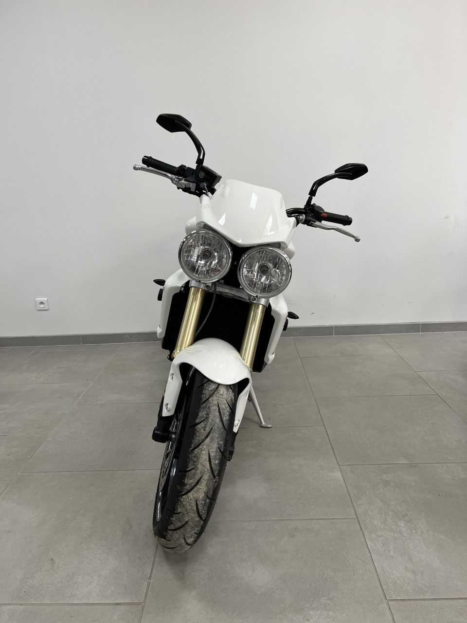 Triumph STREET TRIPLE 2010 vue avant