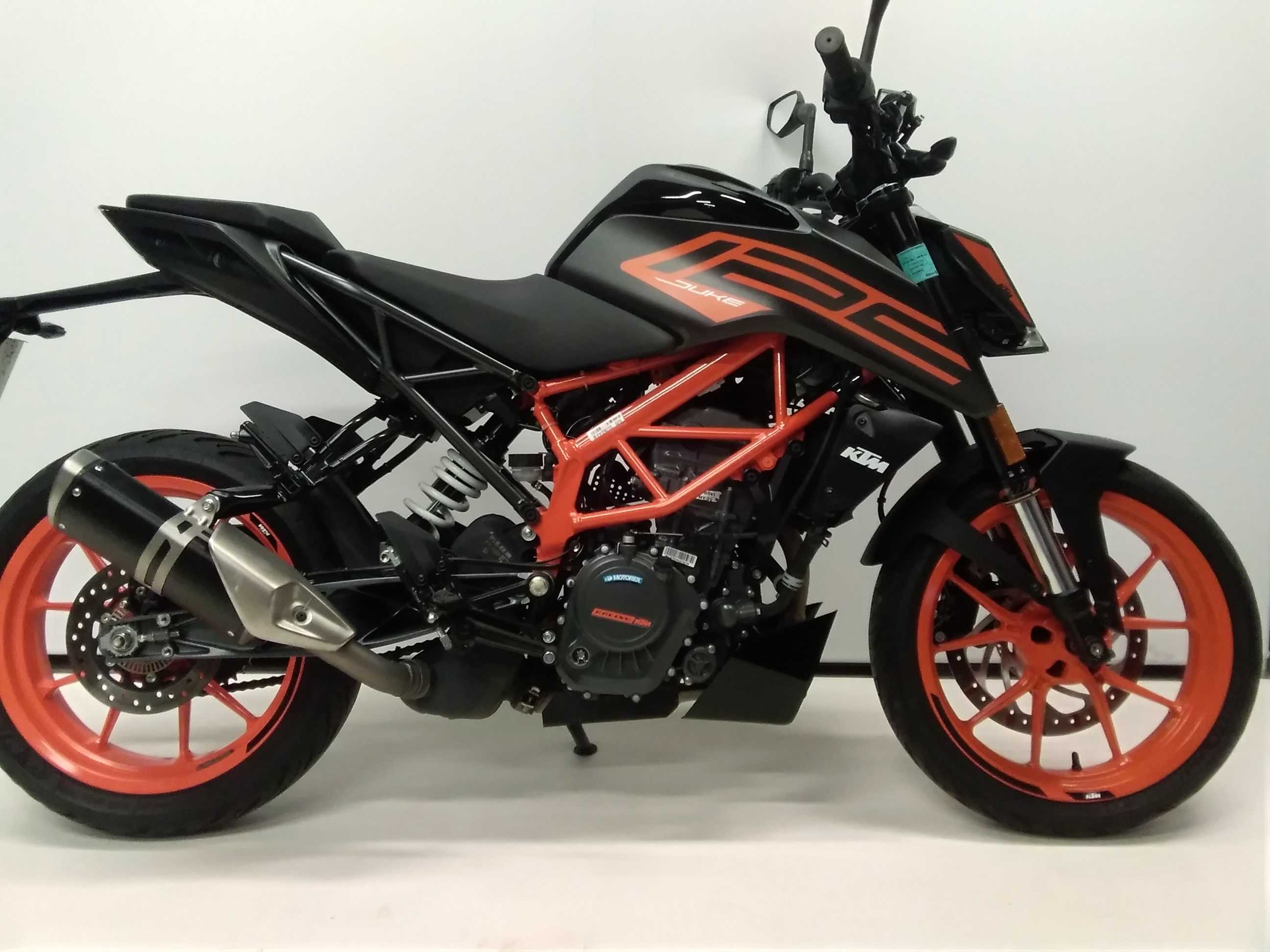 KTM 125 Duke 2021 HD vue 3/4 droite