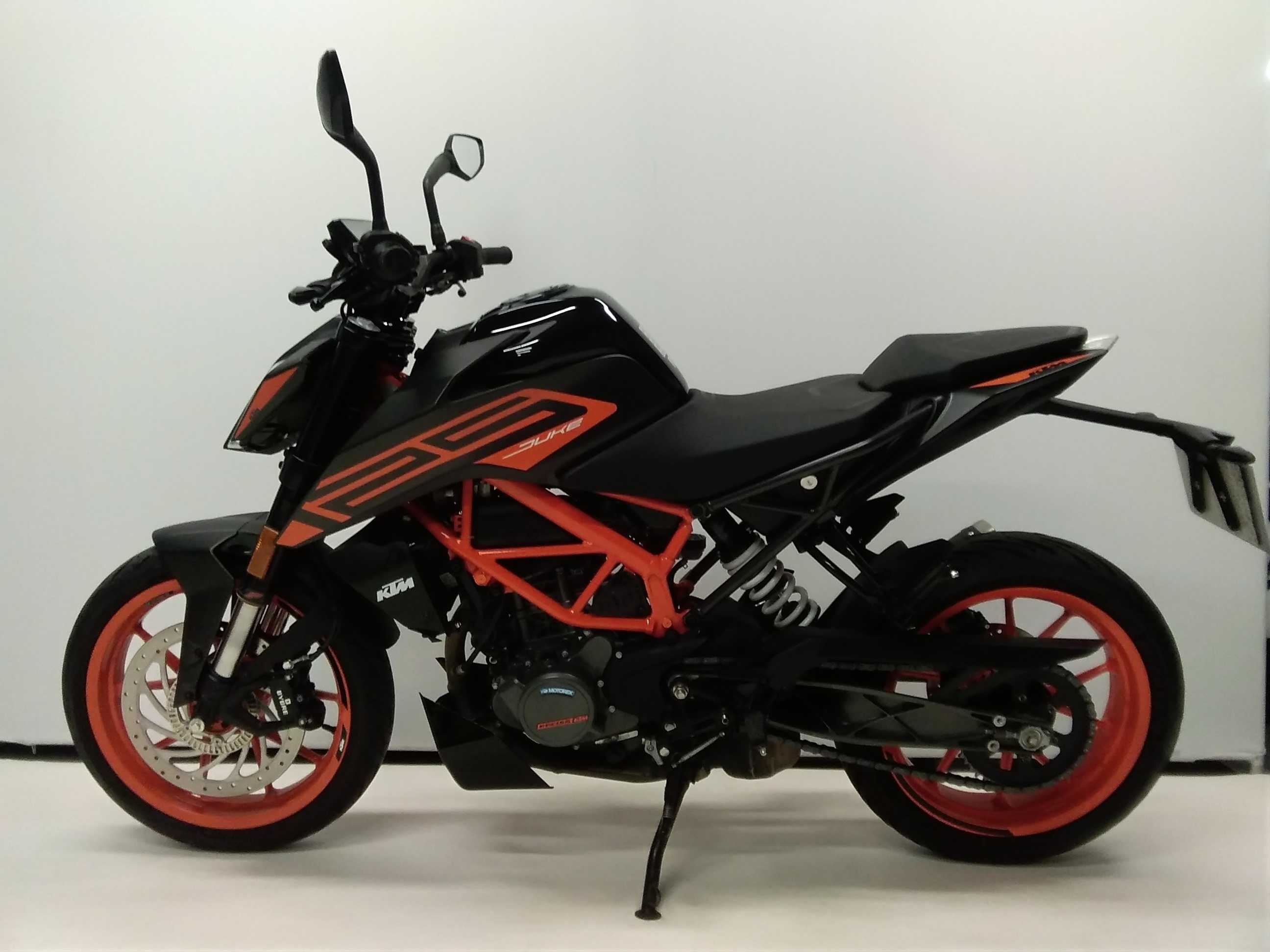 KTM 125 Duke 2021 HD vue gauche