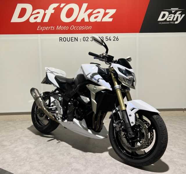 Suzuki GSR 2012 HD vue 3/4 droite