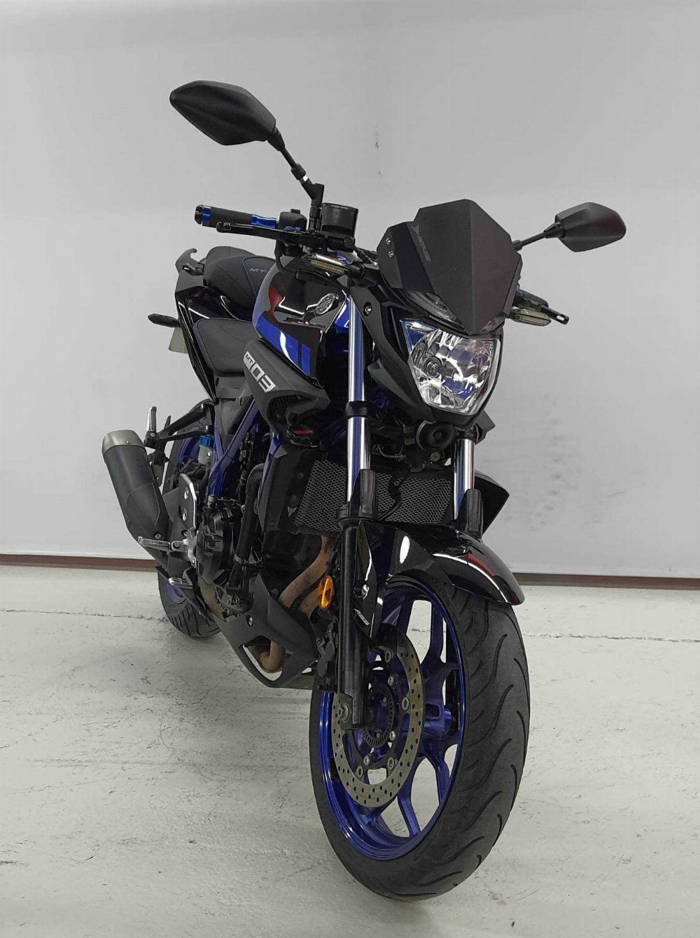 Yamaha MT-03 320 2018 vue 3/4 droite