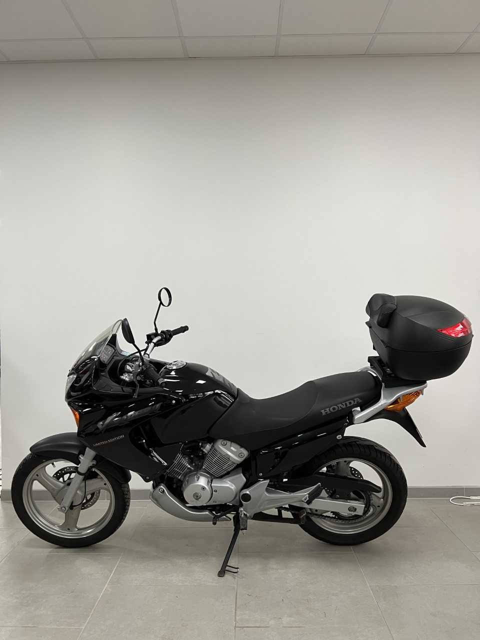Honda XL 125 V Varadero 2005 HD vue gauche
