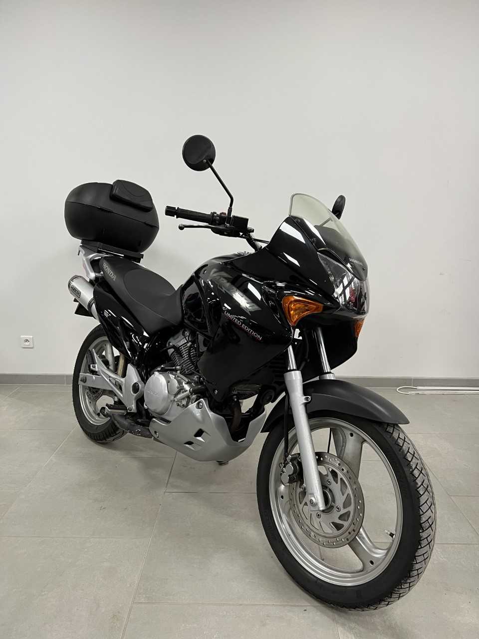 Honda XL 125 V Varadero 2005 vue 3/4 droite