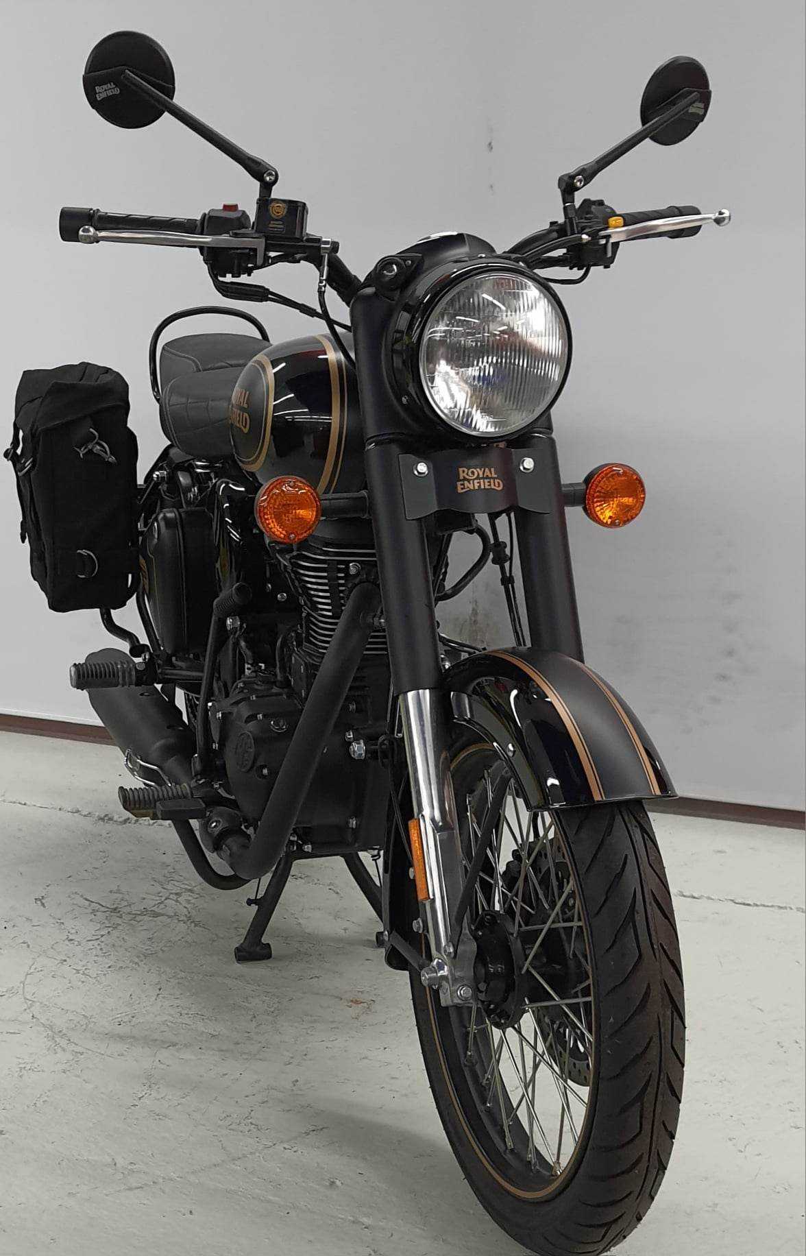 Royal Enfield BULLET CLASSIC 500 &quot;TRIBUTE BLACK&quot; 2021 HD vue 3/4 droite