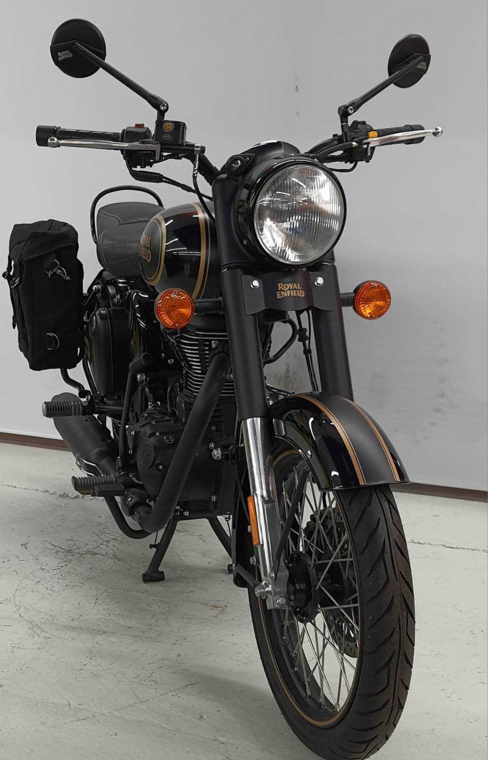 Royal Enfield BULLET CLASSIC 500 &quot;TRIBUTE BLACK&quot; 2021 vue 3/4 droite