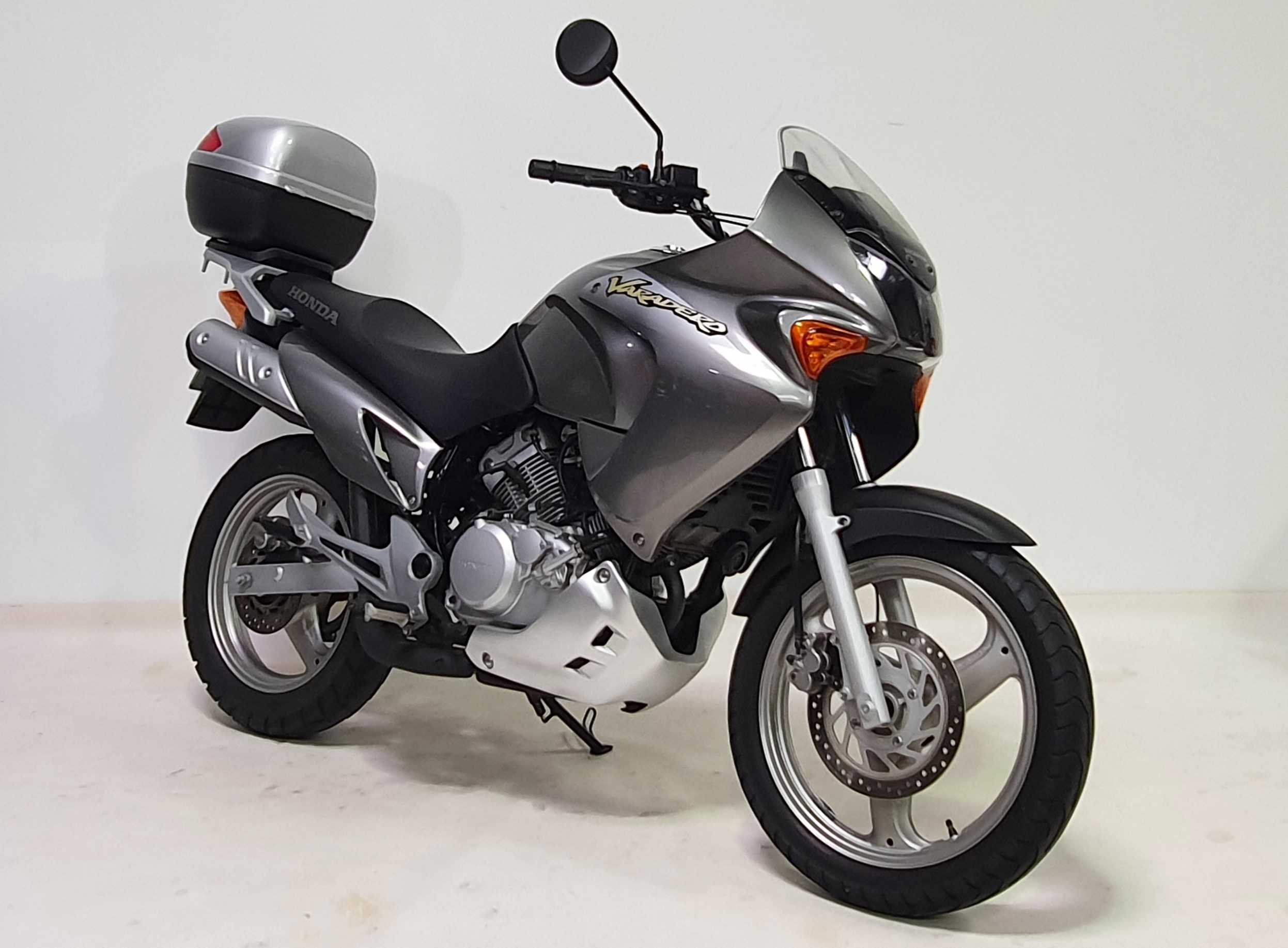 Honda 125 Varadero 2004 HD vue 3/4 droite