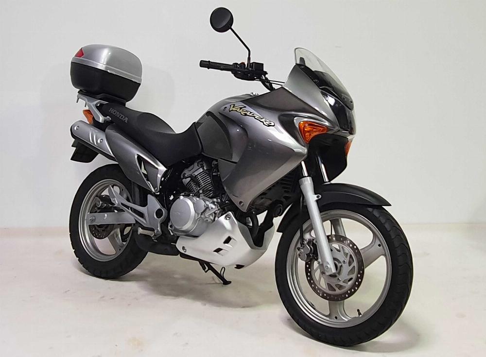 Honda 125 Varadero 2004 vue 3/4 droite