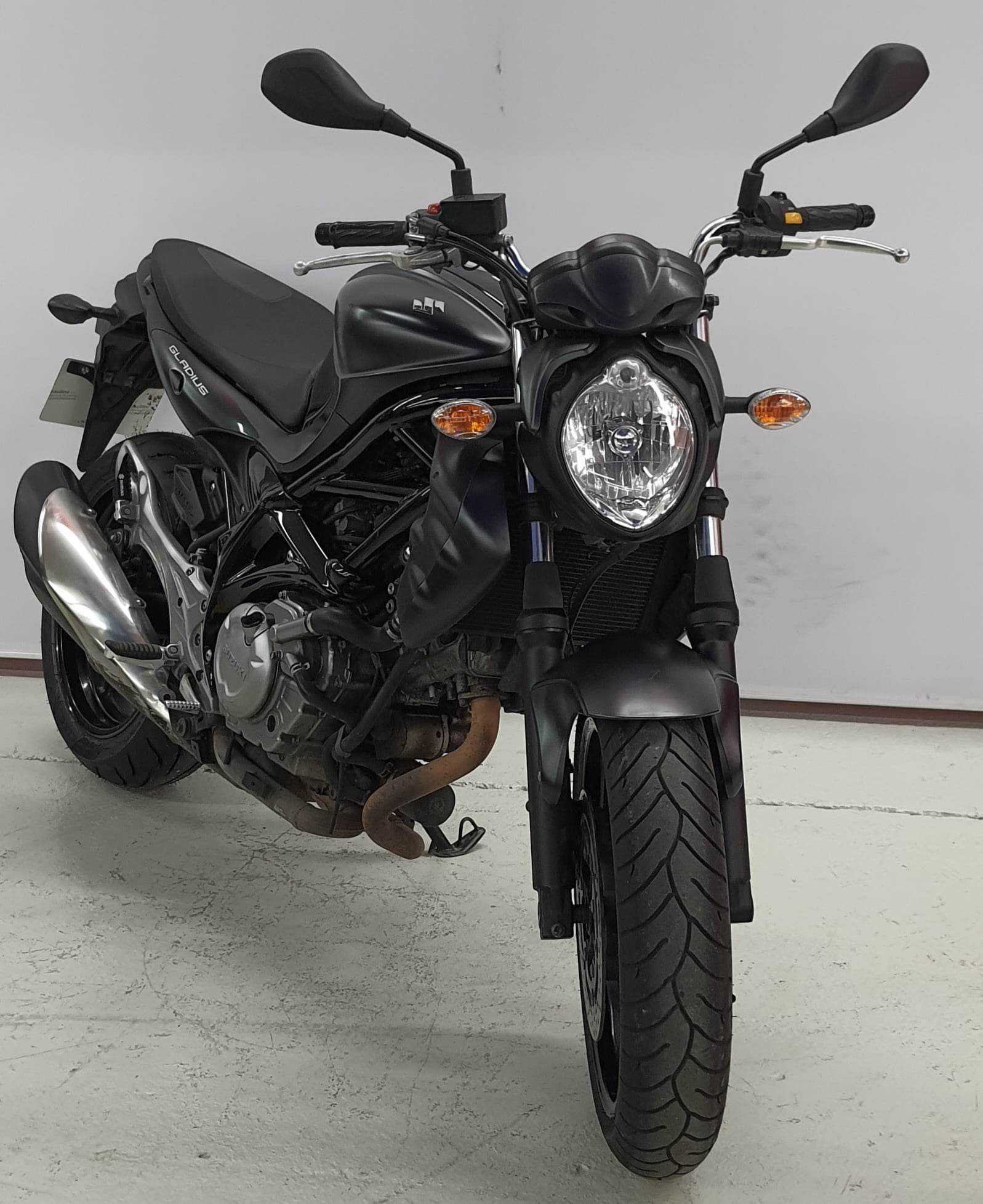 Suzuki SFV 650 Gladius ABS 2015 HD vue 3/4 droite