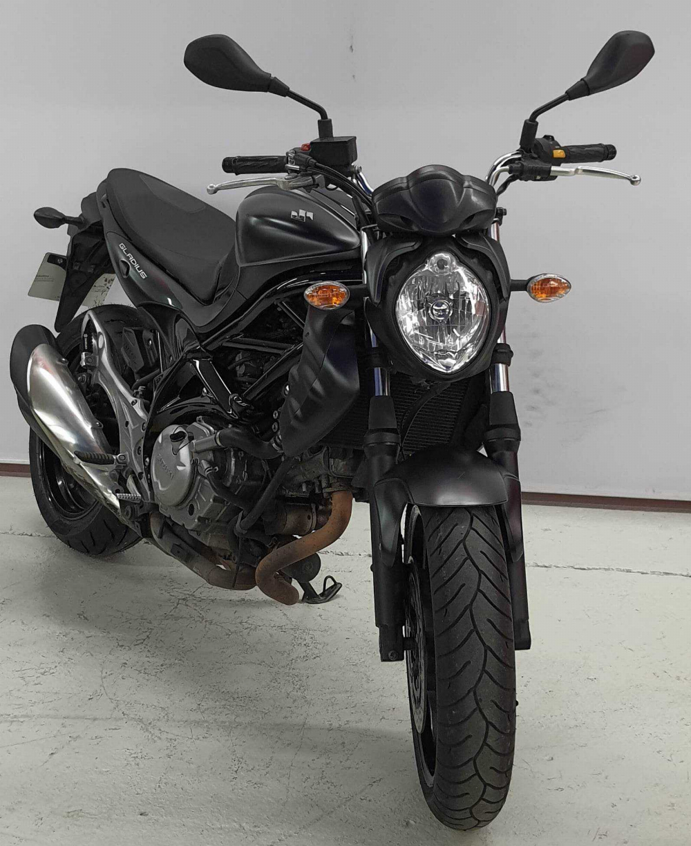 Suzuki SFV 650 Gladius ABS 2015 vue 3/4 droite