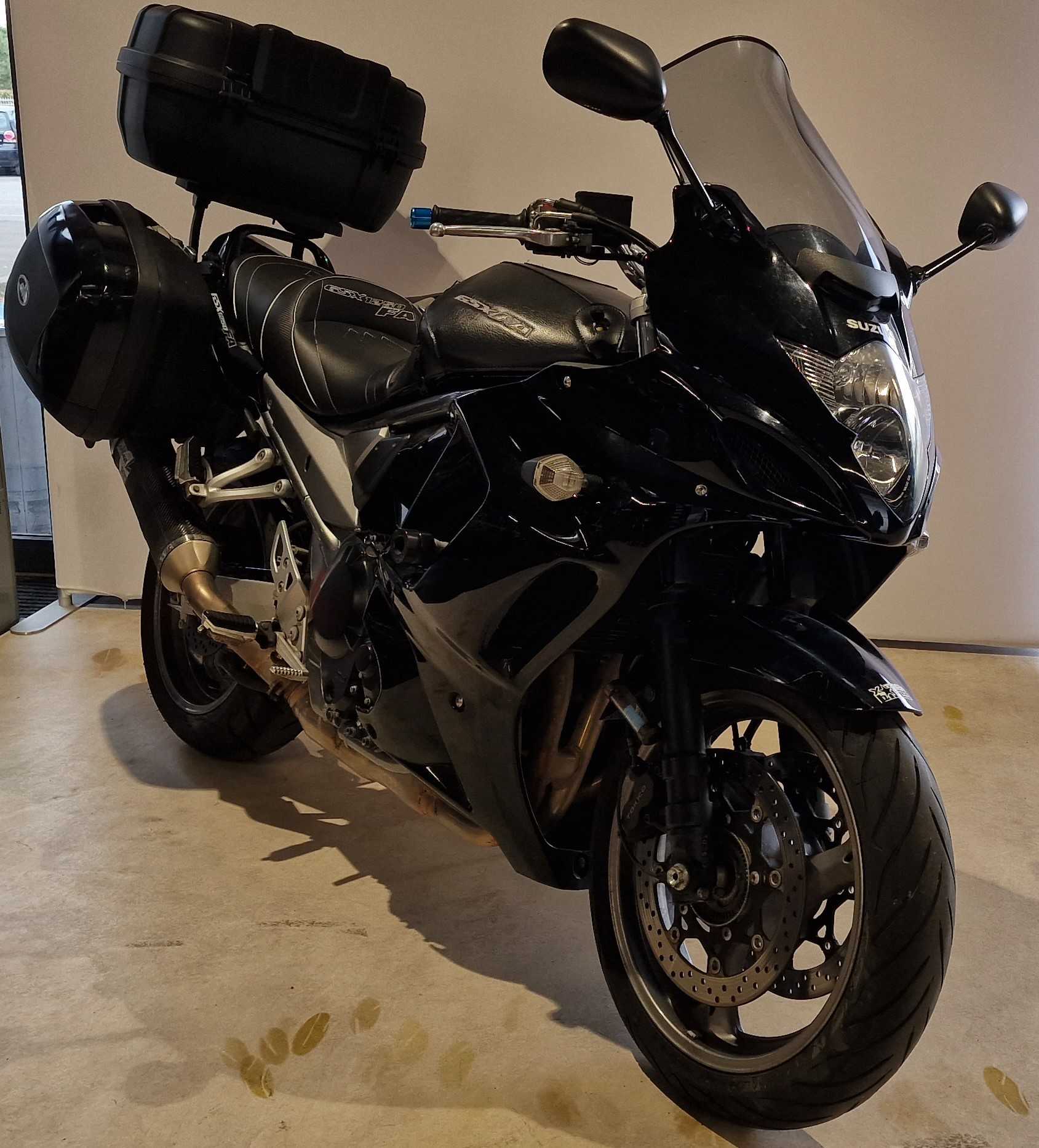 Suzuki GSX 1250 FA 2012 HD vue 3/4 droite