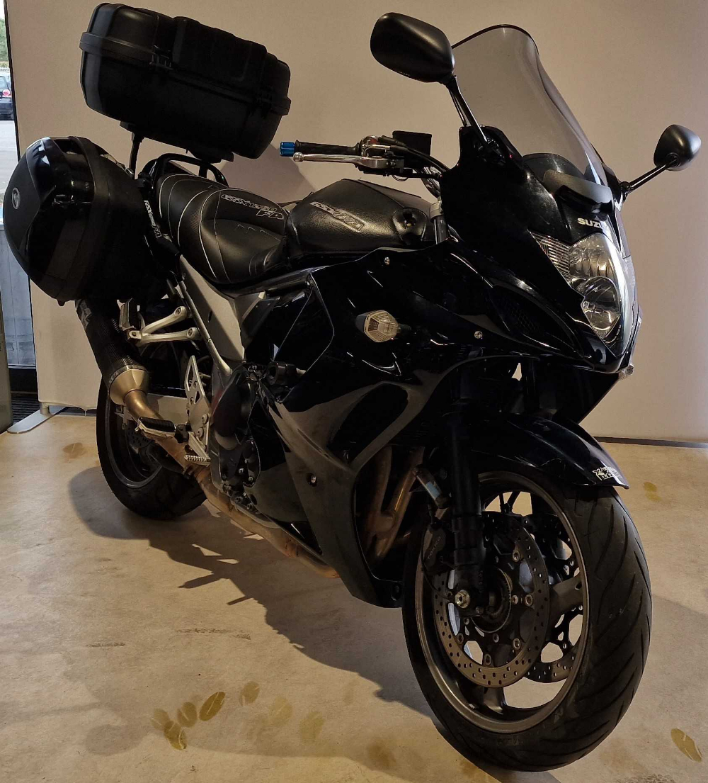 Suzuki GSX 1250 FA 2012 vue 3/4 droite