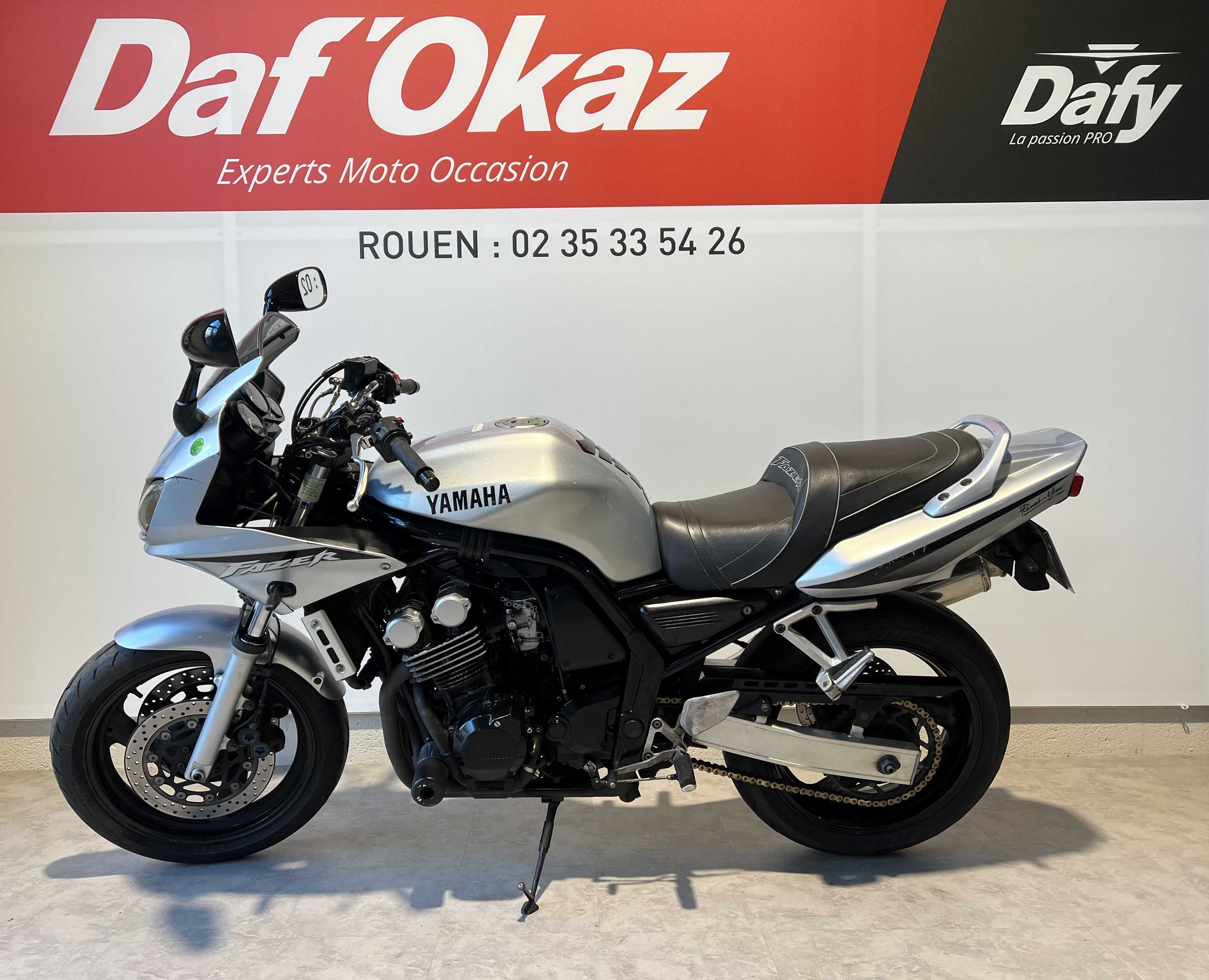 Yamaha FZS 600 Fazer 2002 HD vue gauche