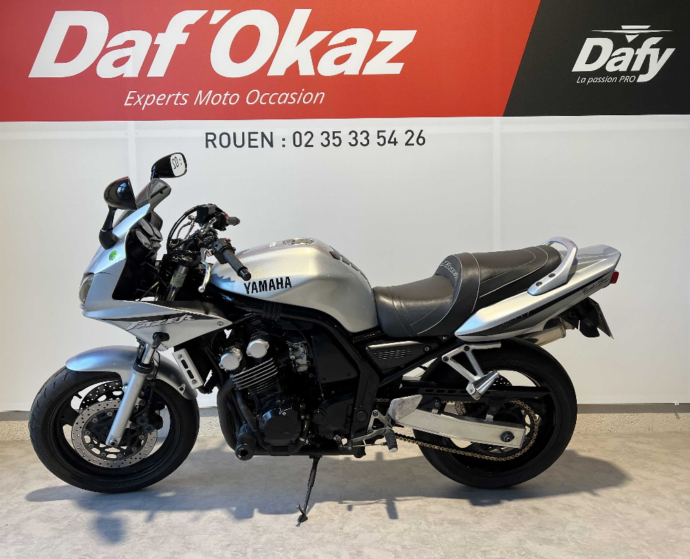 Yamaha FZS 600 Fazer 2002 vue gauche