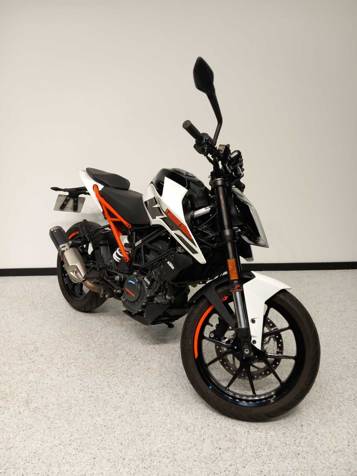 KTM 125 Duke 2018 HD vue 3/4 droite