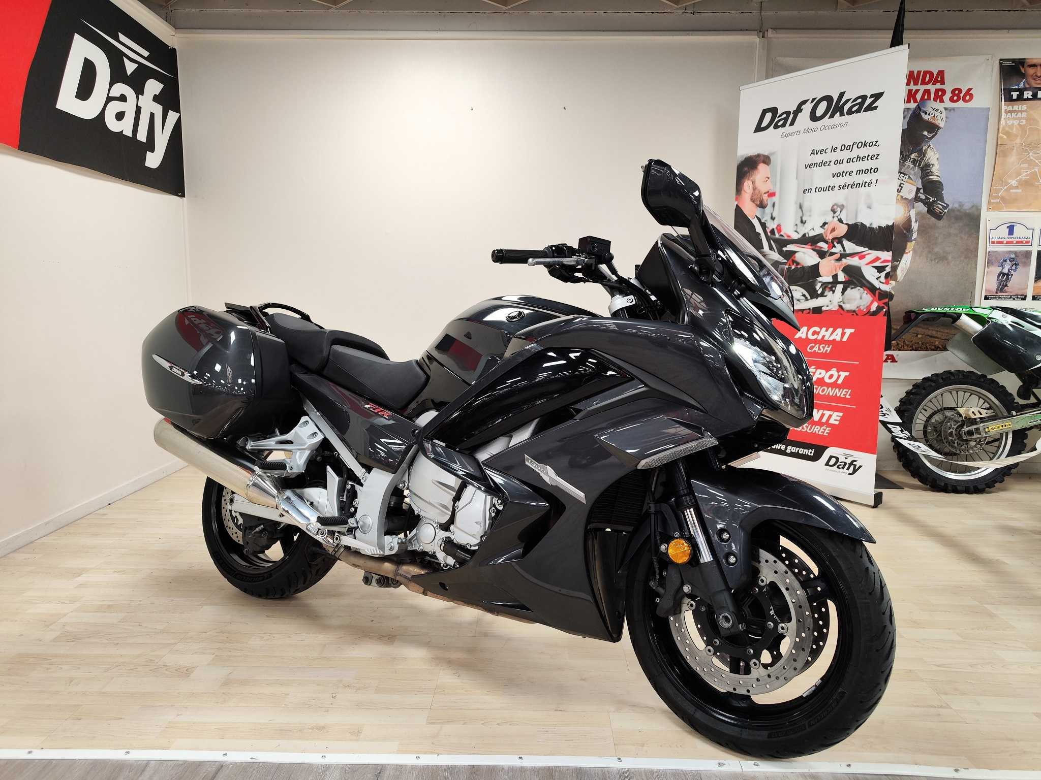 Yamaha FJR 1300 AE 2017 HD vue 3/4 droite