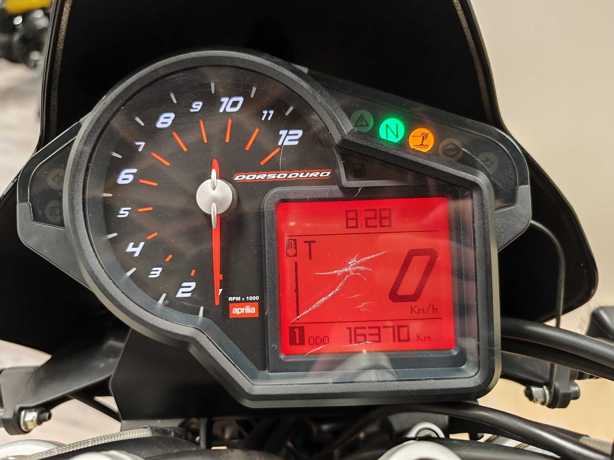 Aprilia Dorsoduro 750 2013 HD vue gauche