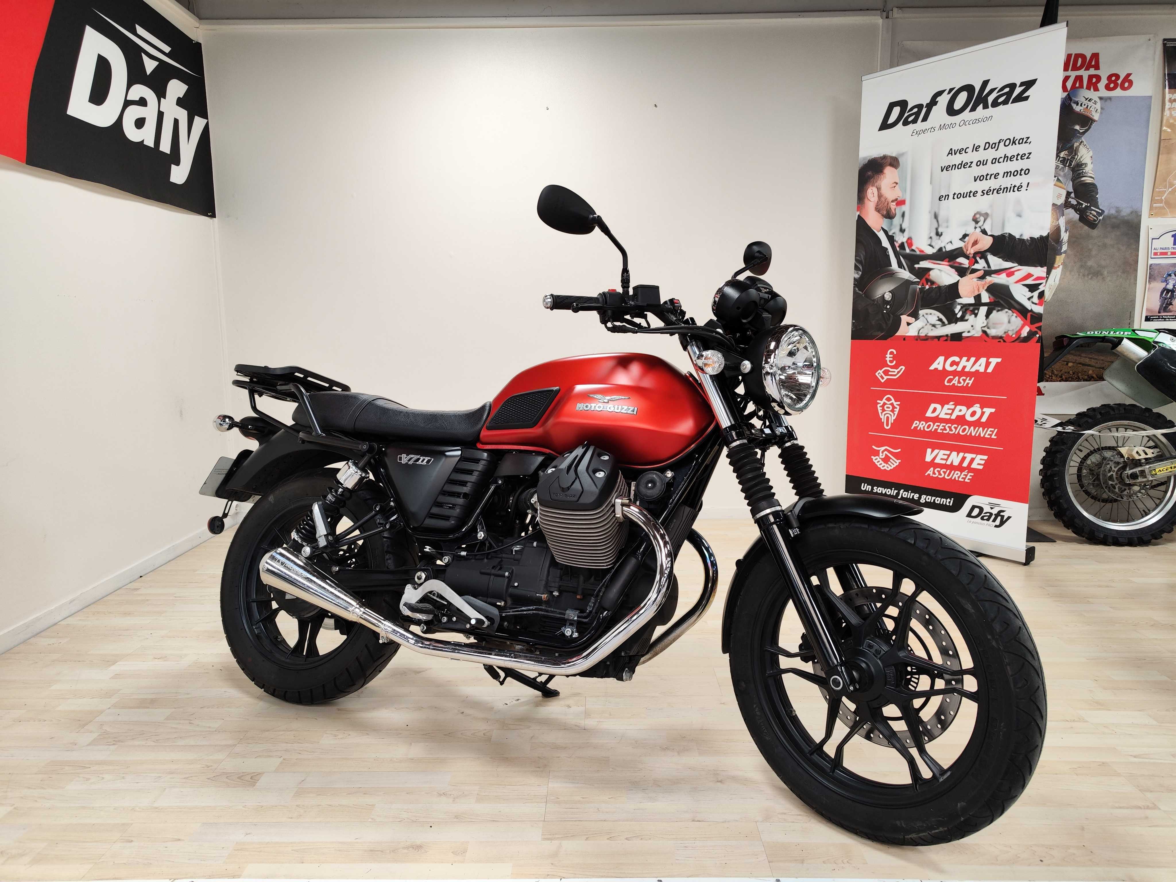 Moto Guzzi V7 II STONE 750 2016 HD vue 3/4 droite