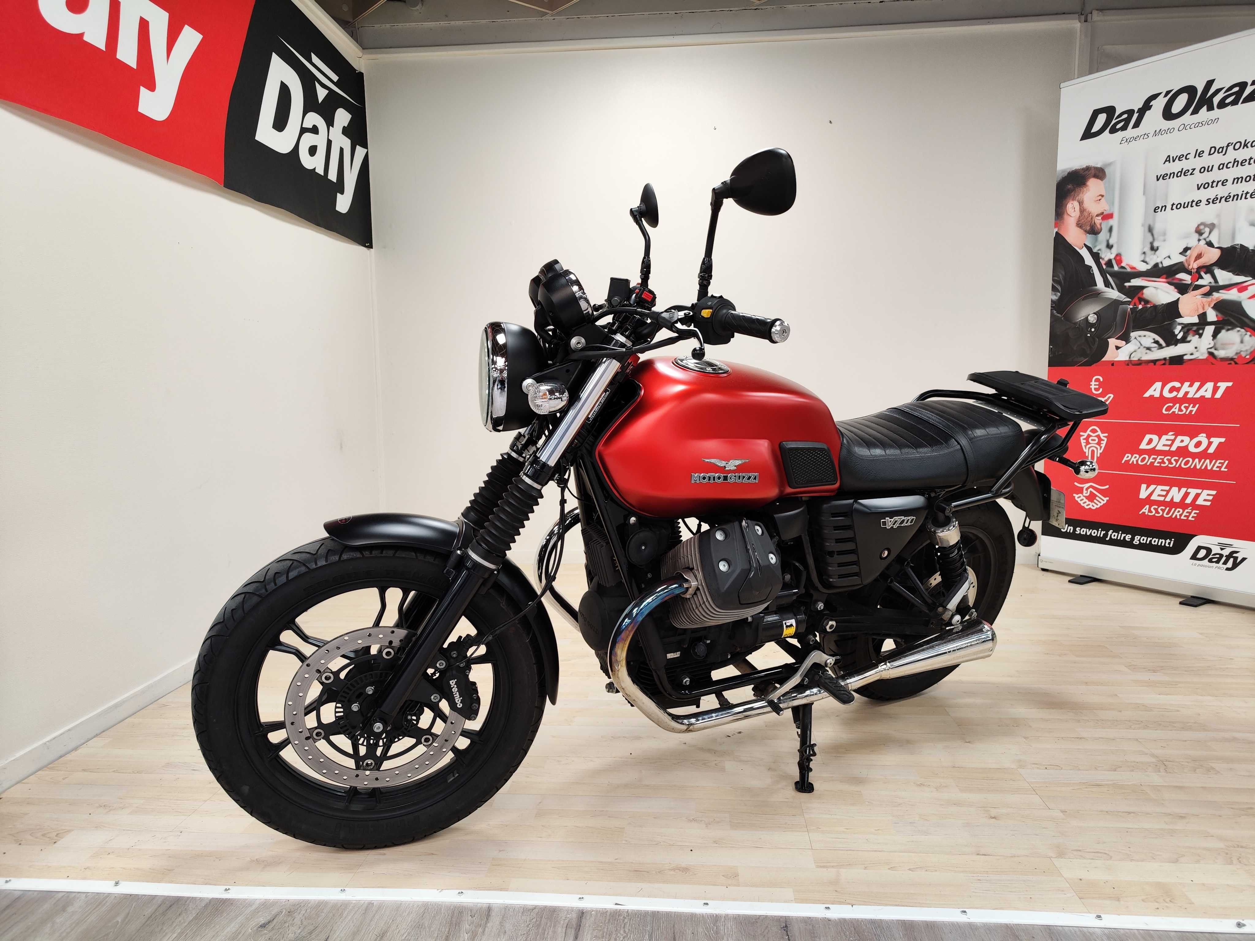 Moto Guzzi V7 II STONE 750 2016 HD vue avant