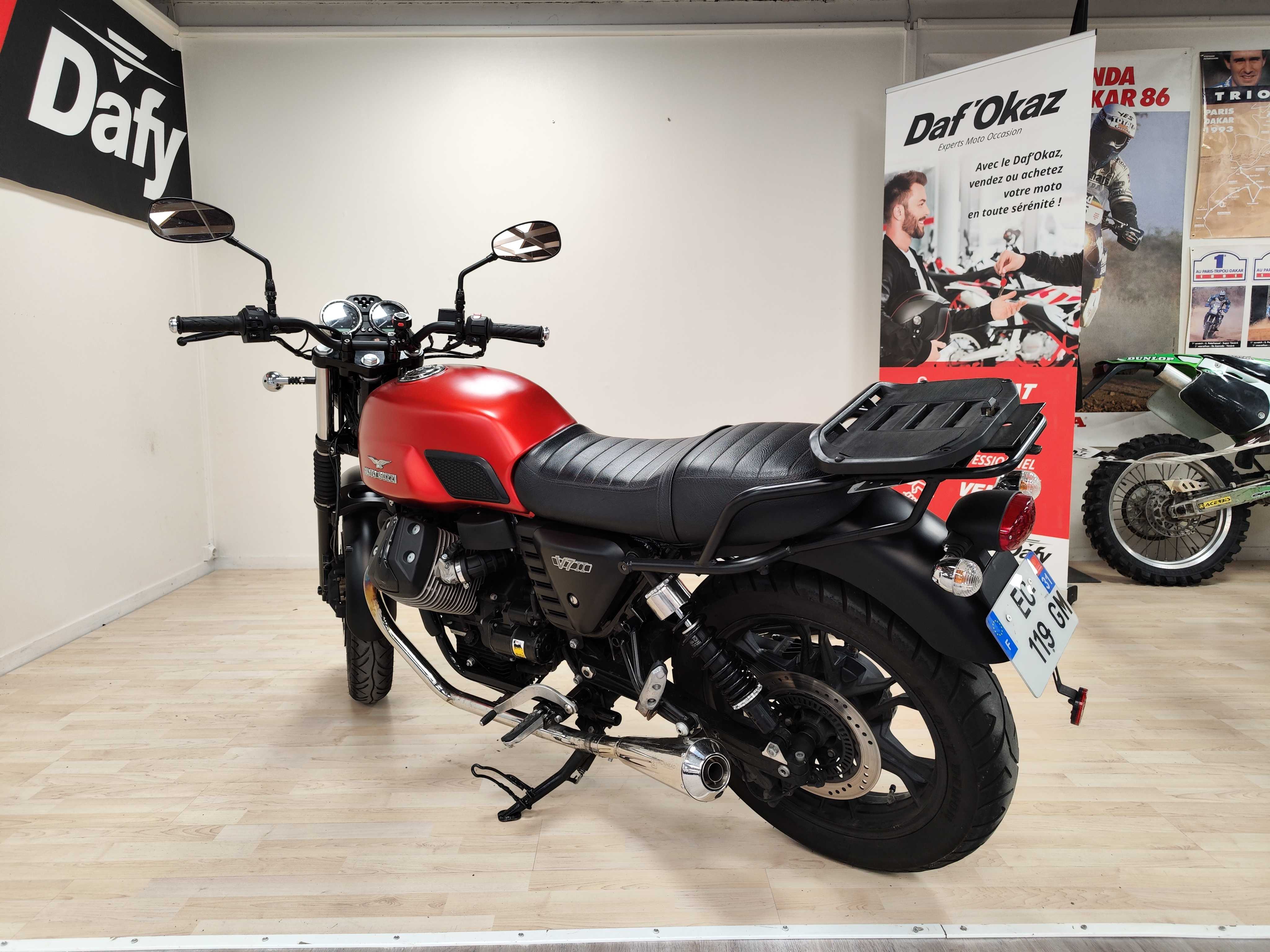 Moto Guzzi V7 II STONE 750 2016 HD vue arrière