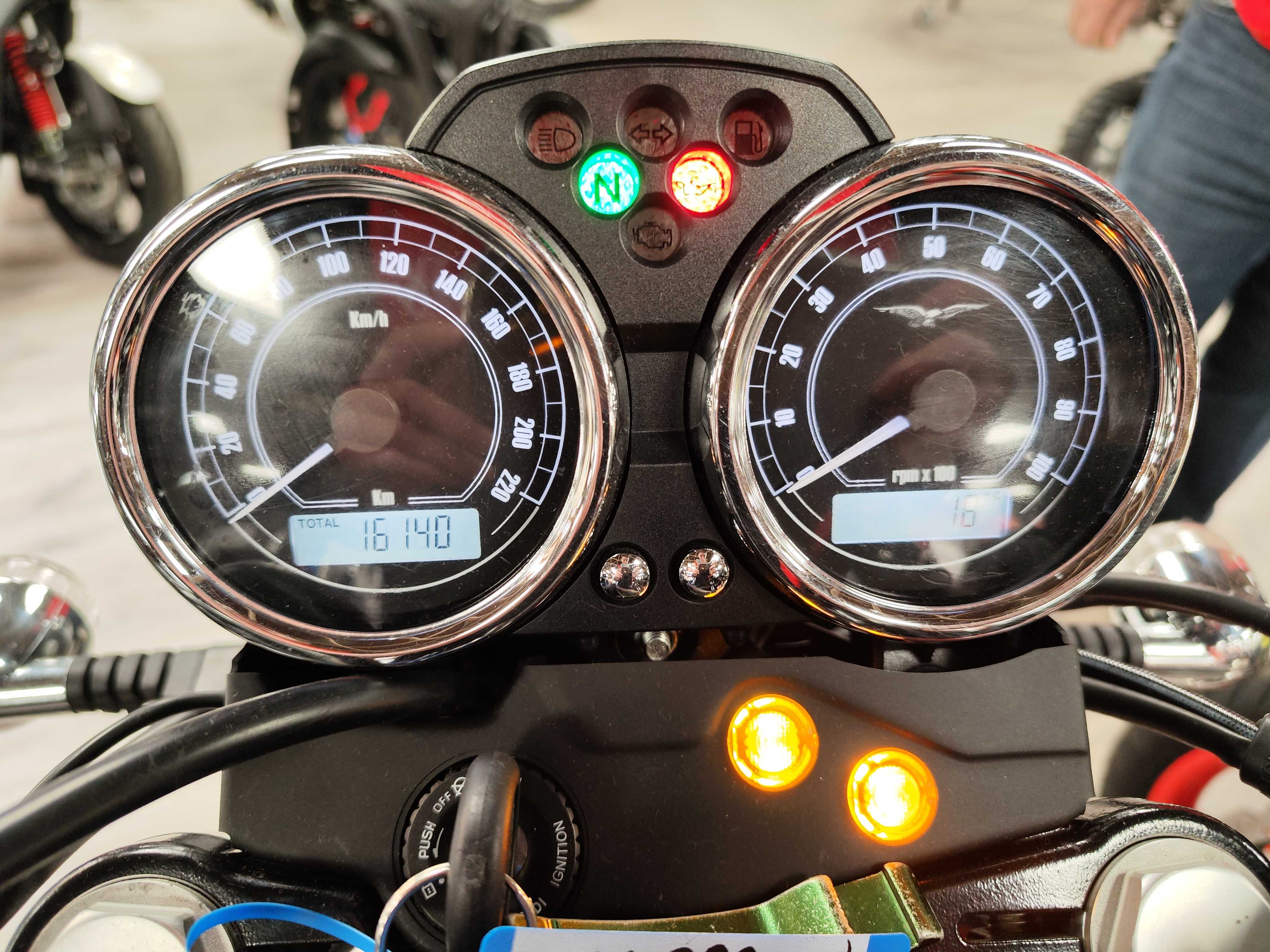 Moto Guzzi V7 II STONE 750 2016 HD vue gauche