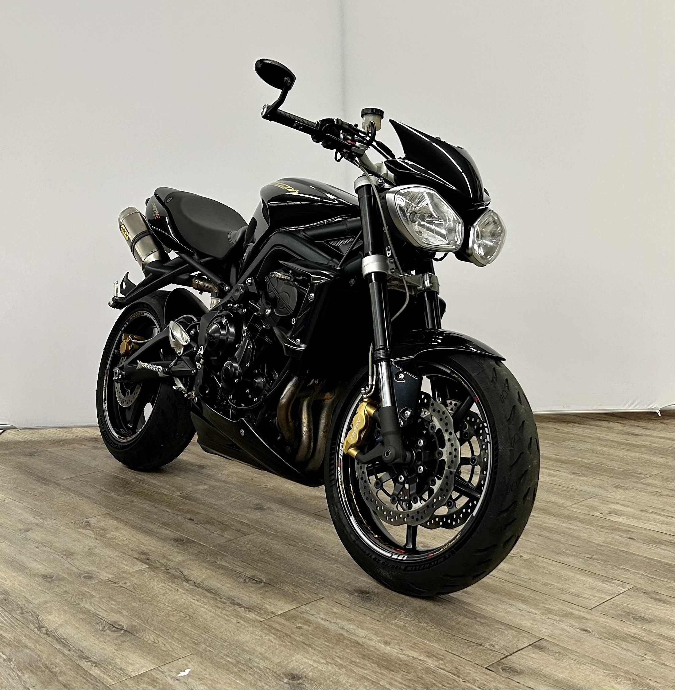 Triumph STREET TRIPLE STREET TRIPLE R 2011 HD vue 3/4 droite