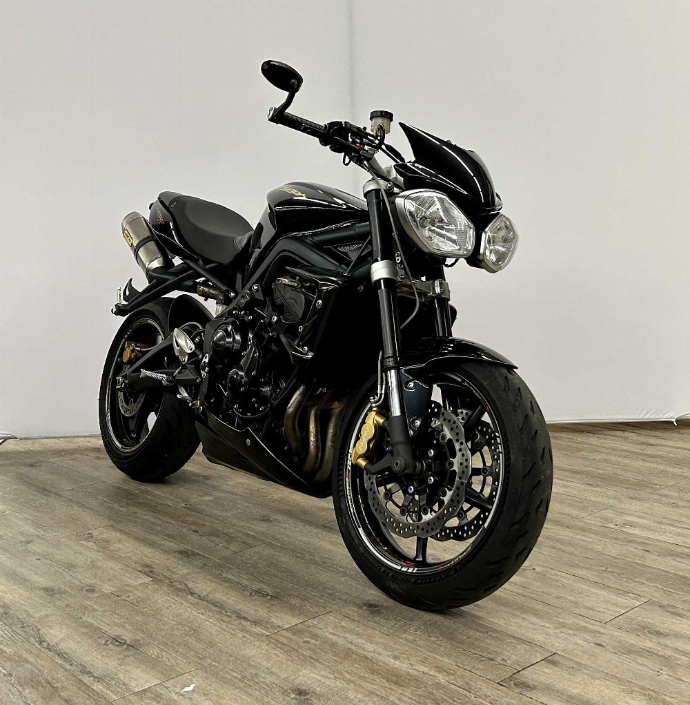 Triumph STREET TRIPLE STREET TRIPLE R 2011 vue 3/4 droite