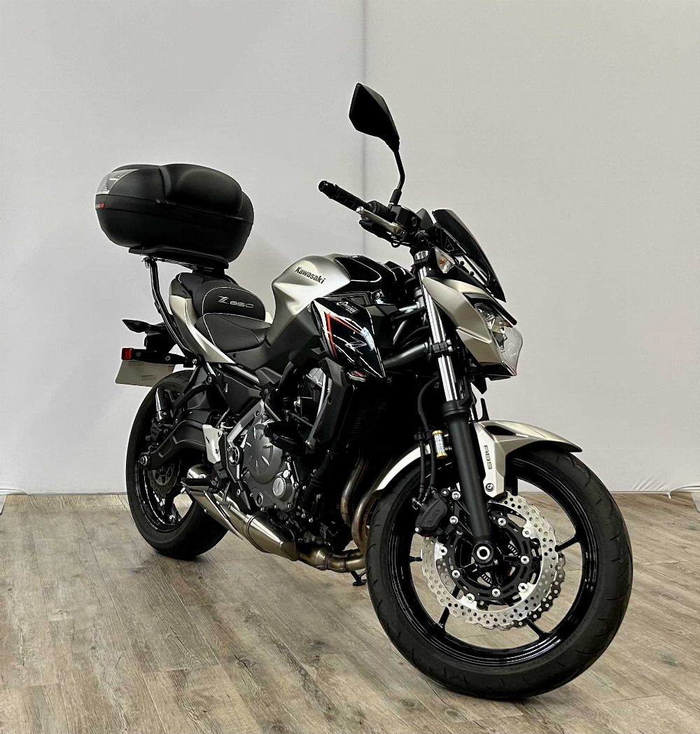 Kawasaki Z 650 Performance 2017 vue 3/4 droite