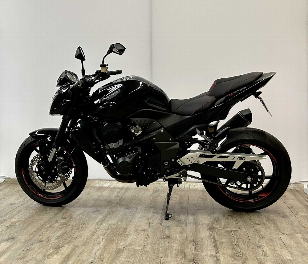 Kawasaki Z 750 (ZR750) 2010 vue gauche