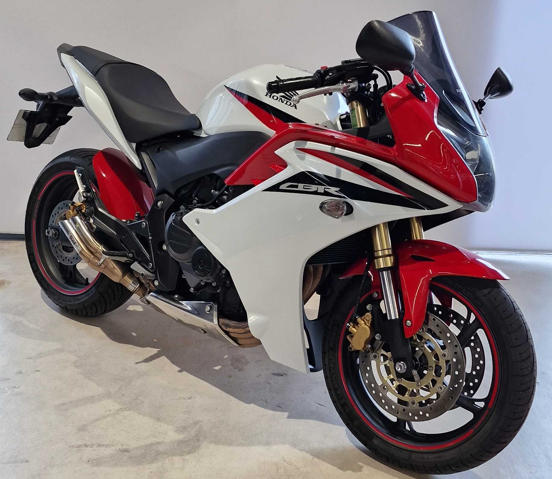 Honda CBR 600 F 2011 HD vue 3/4 droite