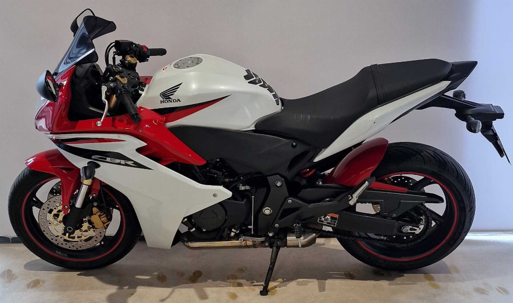 Honda CBR 600 F 2011 vue gauche