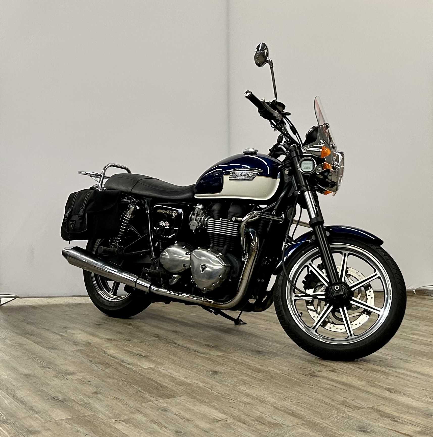 Triumph 865 Bonneville SE 2009 HD vue 3/4 droite