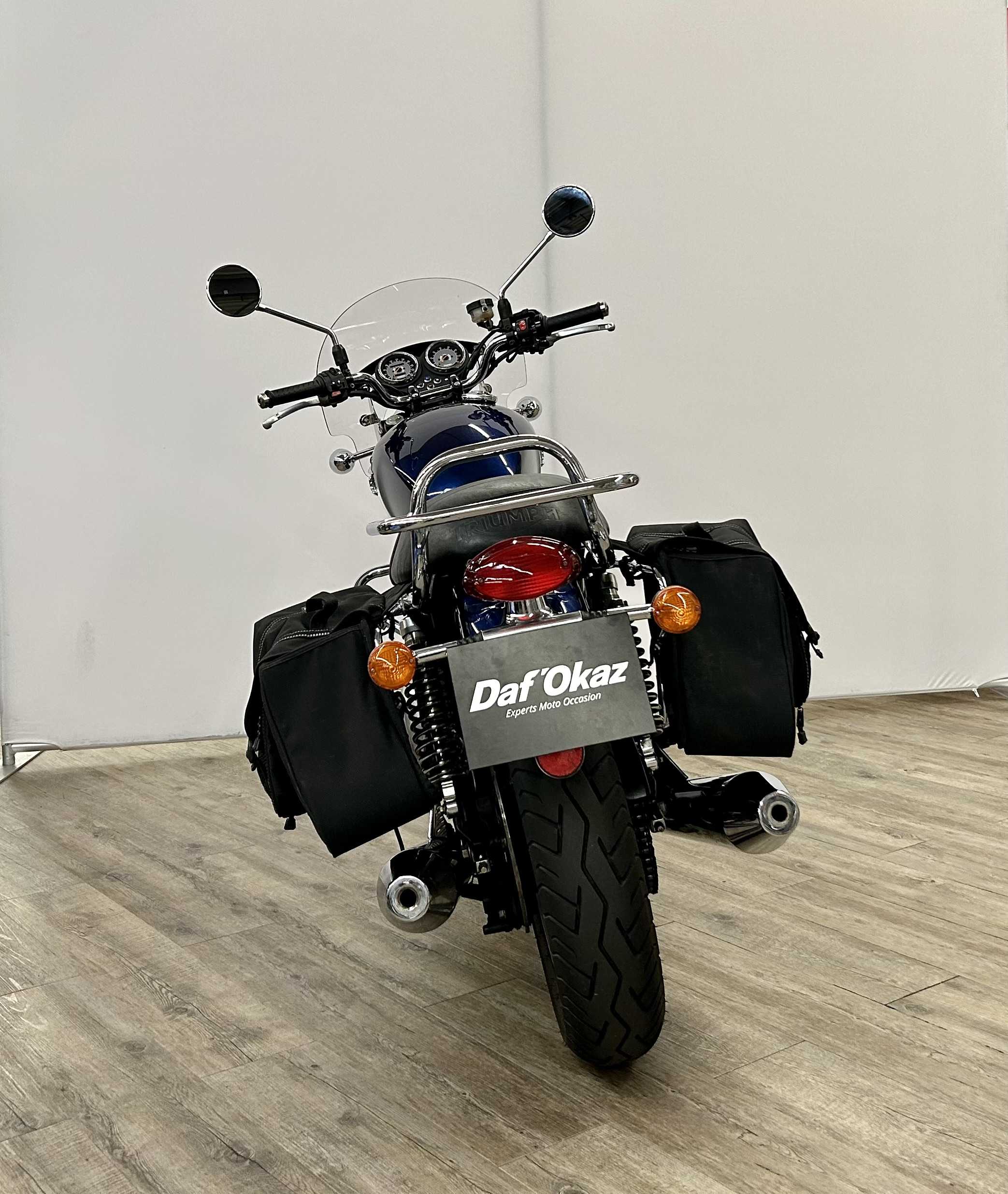 Triumph 865 Bonneville SE 2009 HD vue arrière