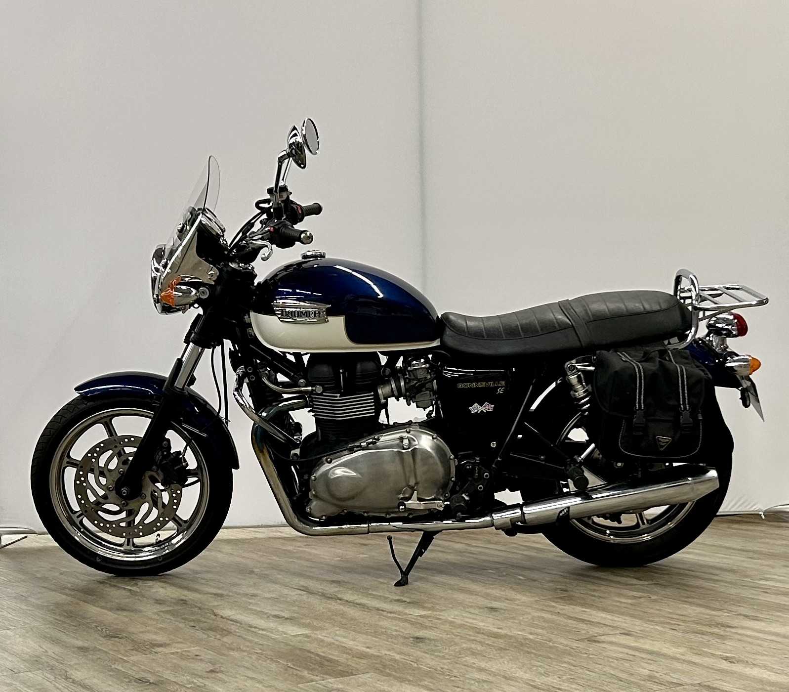 Triumph 865 Bonneville SE 2009 HD vue gauche