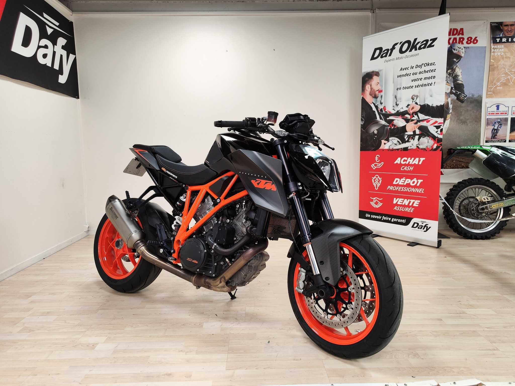 KTM 1290 Super Duke R 2015 HD vue 3/4 droite