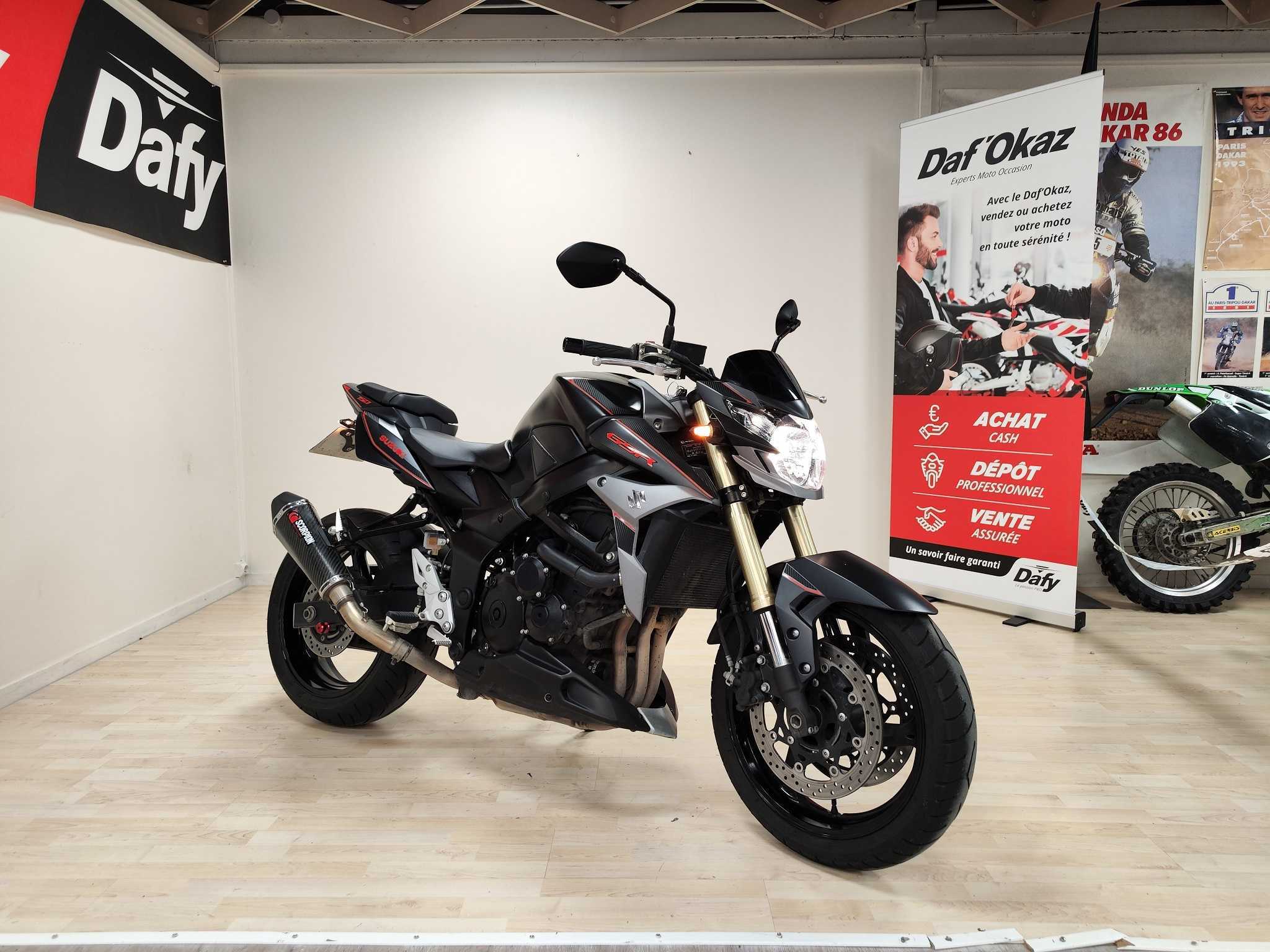 Suzuki GSR 750 2014 HD vue 3/4 droite