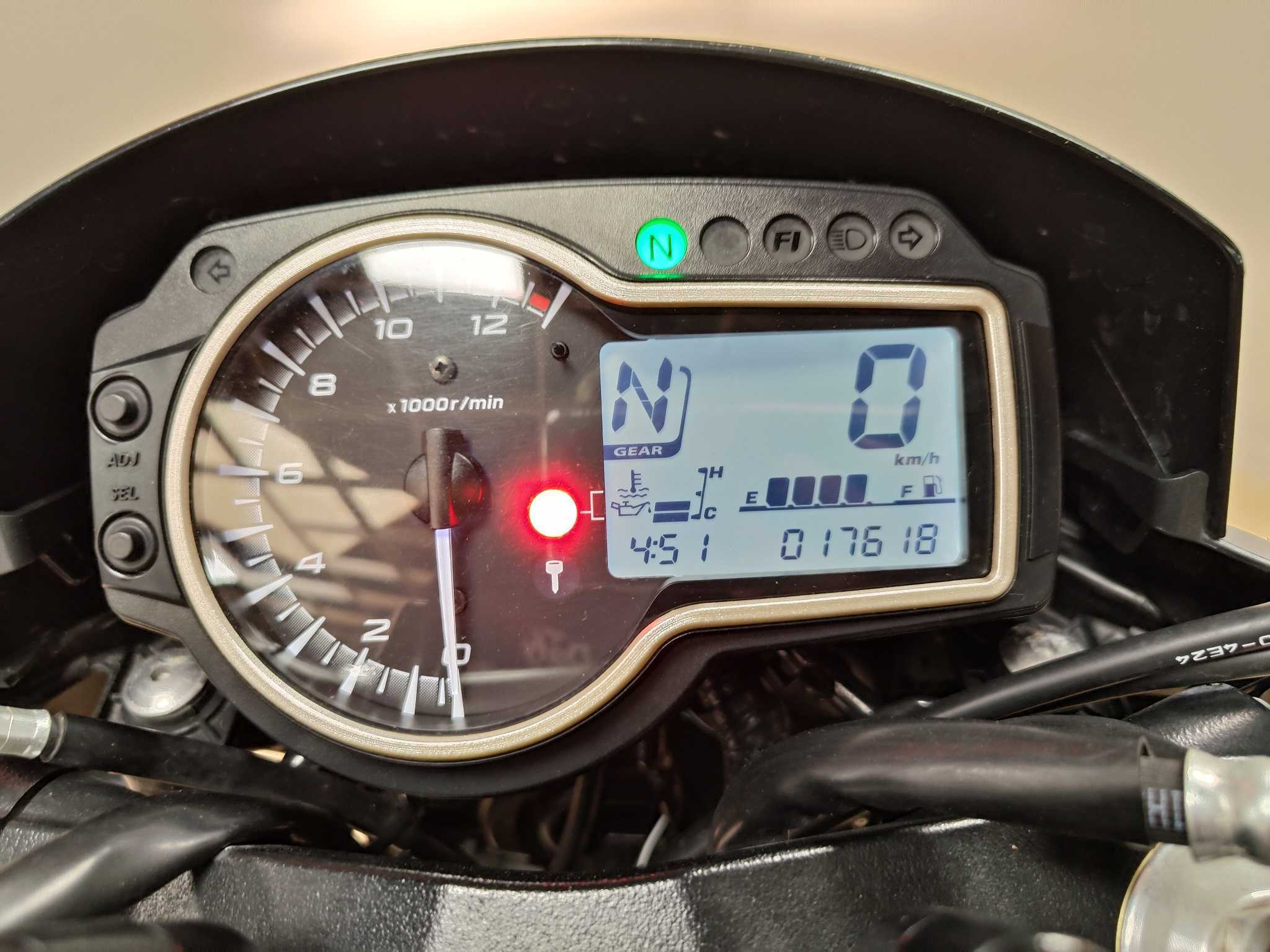 Suzuki GSR 750 2014 HD vue gauche