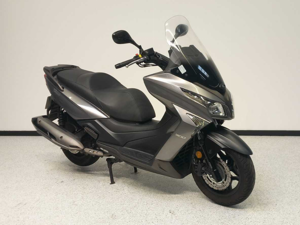 Kymco X-TOWN 300 2018 vue 3/4 droite