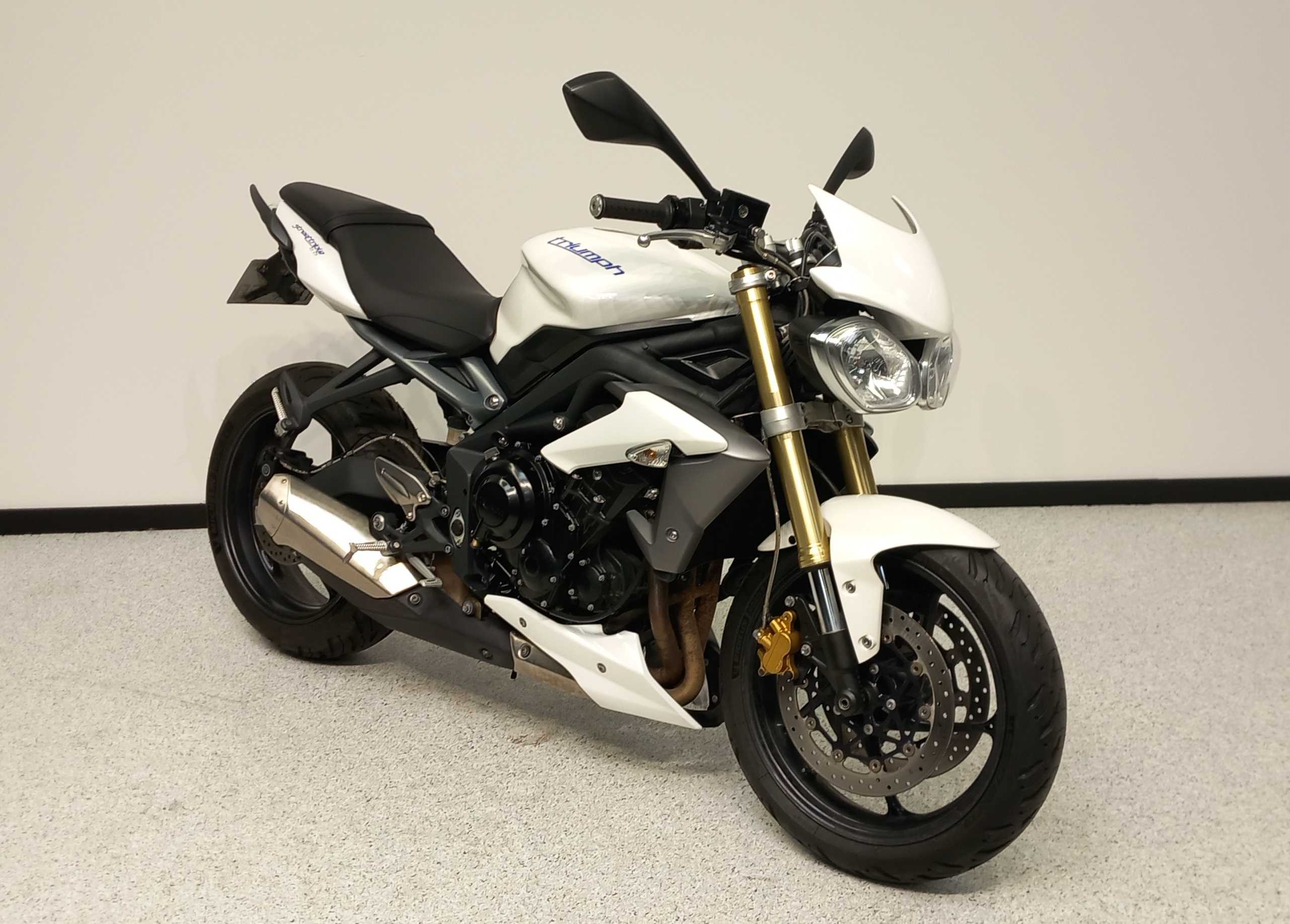 Triumph 675 Street Triple 2014 HD vue 3/4 droite