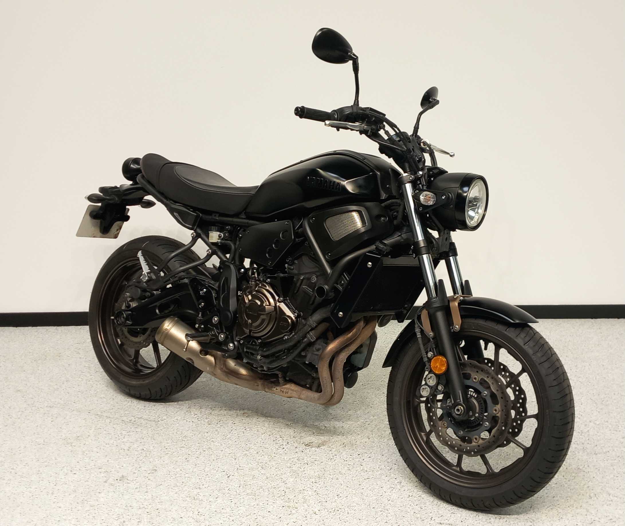 Yamaha XSR 700 2017 HD vue 3/4 droite