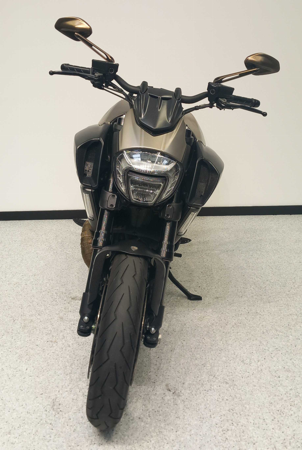 Ducati Diavel 1200 2015 vue avant